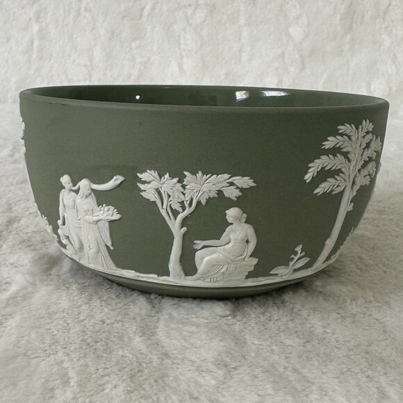 Round Sacrifice Bowl Cream Color on Celadon Green Jasperware Wedgwood 1959 - Picture 3 of 8